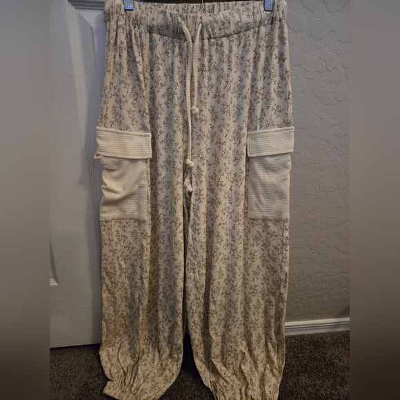 POL floral joggers - Picture 3 of 4